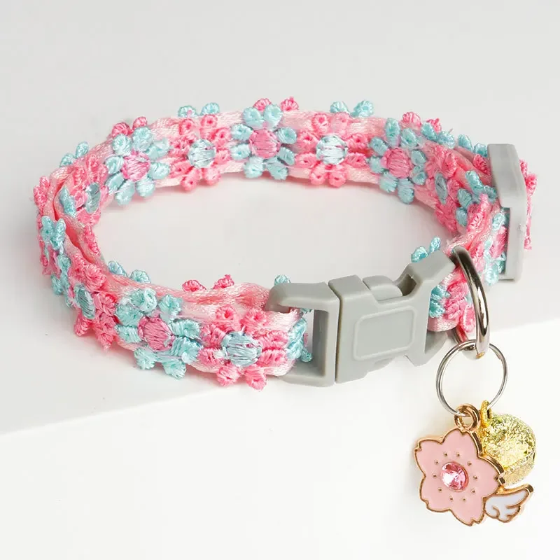 Múltiples decoraciones florales Collar de perro moda encaje bordado con campanas Venta caliente accesorios para mascotas - imagen 2
