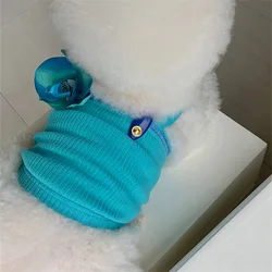 Camiseta azul con apliques florales para perros y gatos