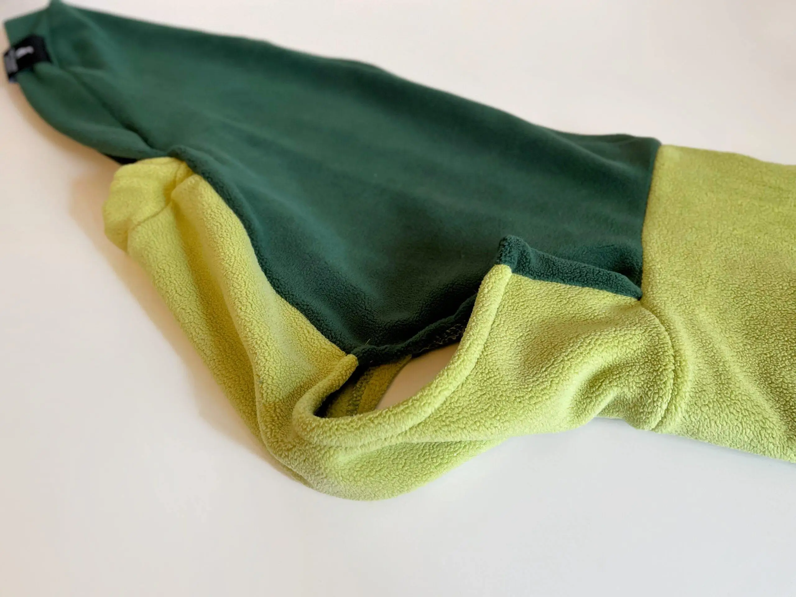 Detalle del cuello alto de la sudadera para Galgo