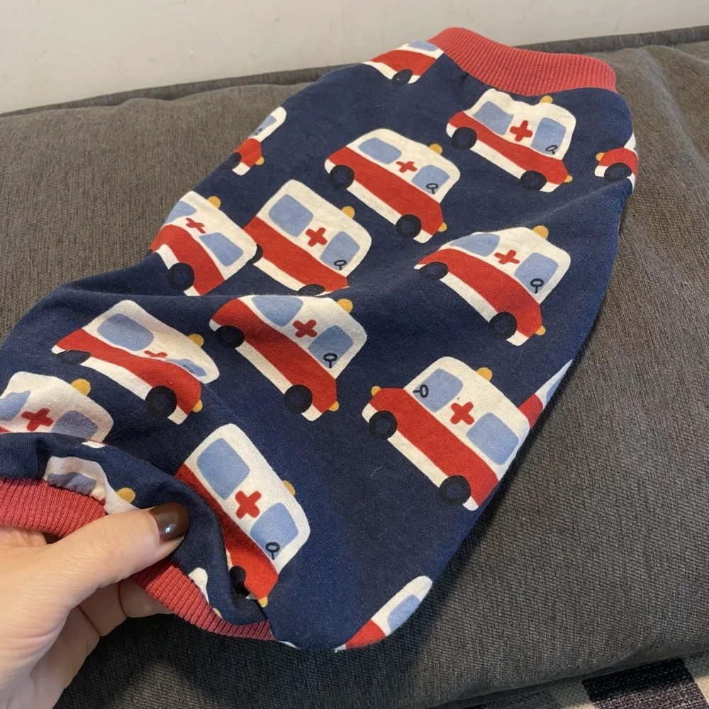 Camiseta de tela de algodón azul y rojo para bebé Gato Sphynx en primavera Lindo abrigo de estampado de coche de ambulancia de dibujos animados Chaleco de verano suave para gatitos - imagen 4