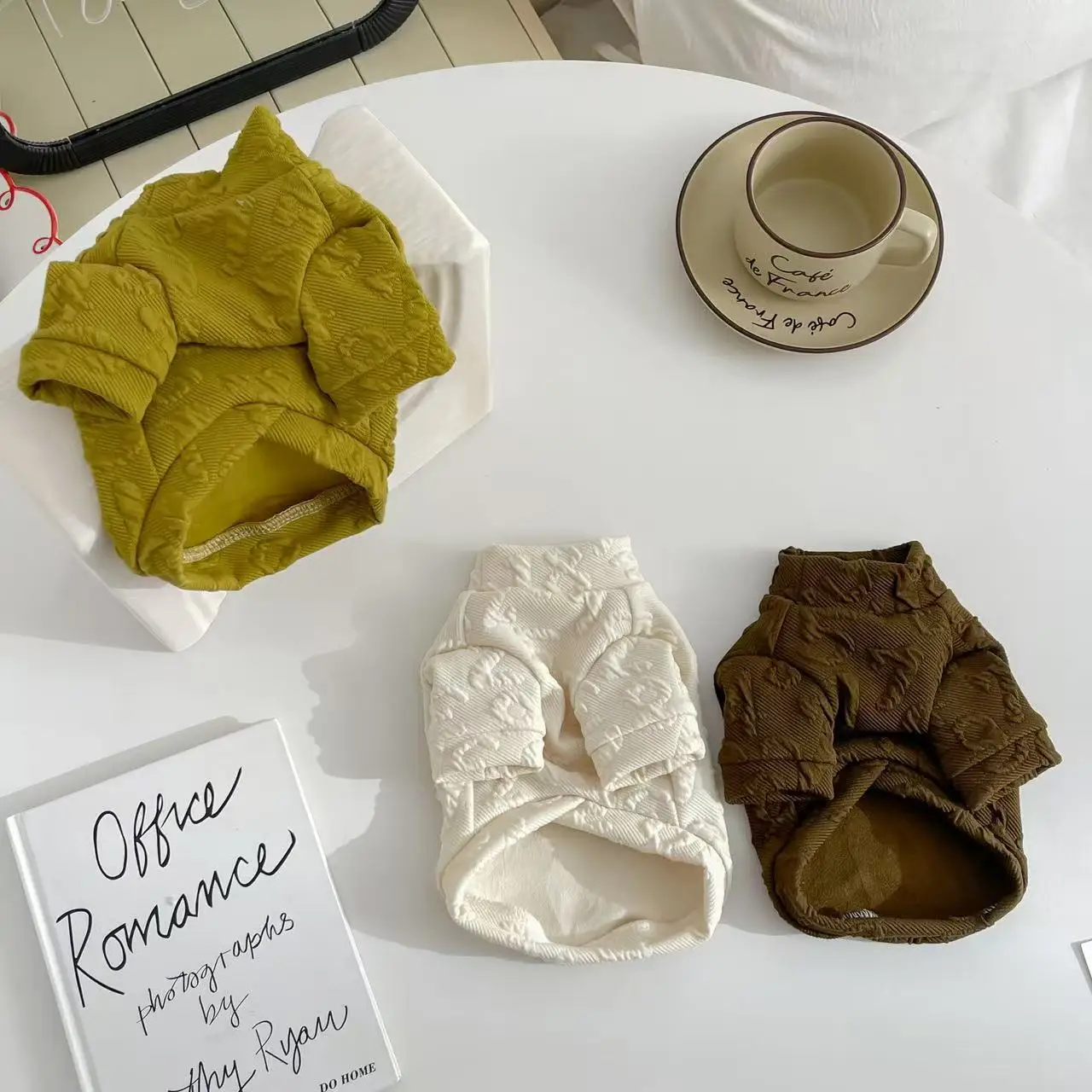 Chaleco de cuello alto para mascotas, sudadera de manga larga con letras, camisa Base fina suave y transpirable con protección solar, ropa para cachorros, primavera y verano