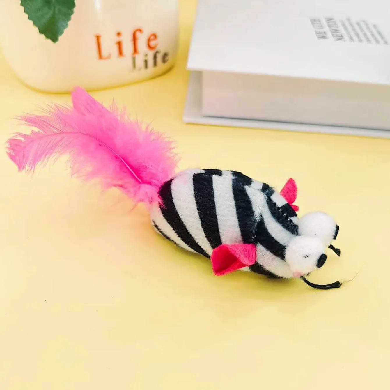 Juguete de cola de plumas a rayas de colores simulados con ojos grandes, ratones que contienen hierba gatera, ratones de peluche, juguetes interactivos para gatos - imagen 3
