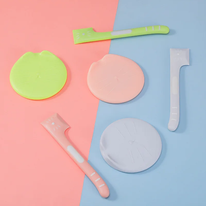 Cuchara de silicona extrayendo comida húmeda de una lata