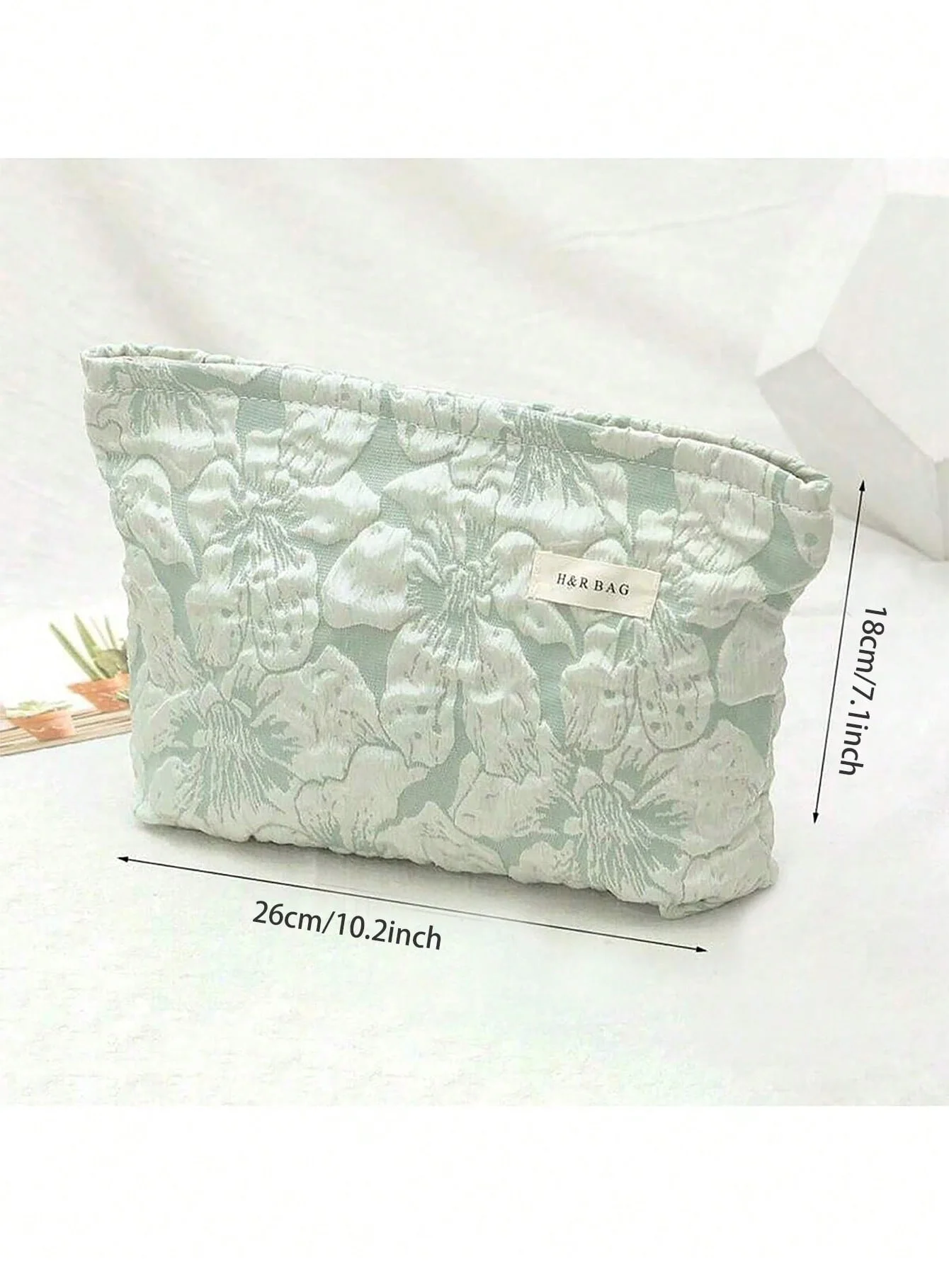 Bolsa de aseo de lona en relieve junto a accesorios para mascotas