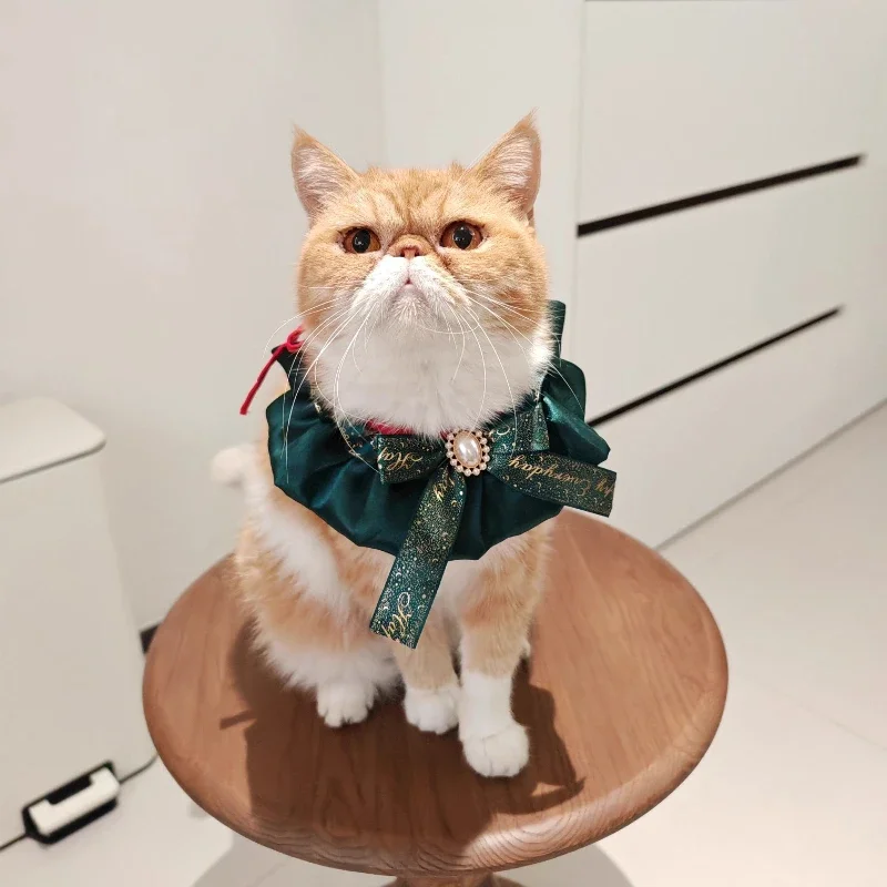 Decoración navideña de cuello festivo para mascotas de Papá Noel con lazo con volantes y accesorio estampado de muñeco de nieve para vacaciones de perros pequeños y gatos