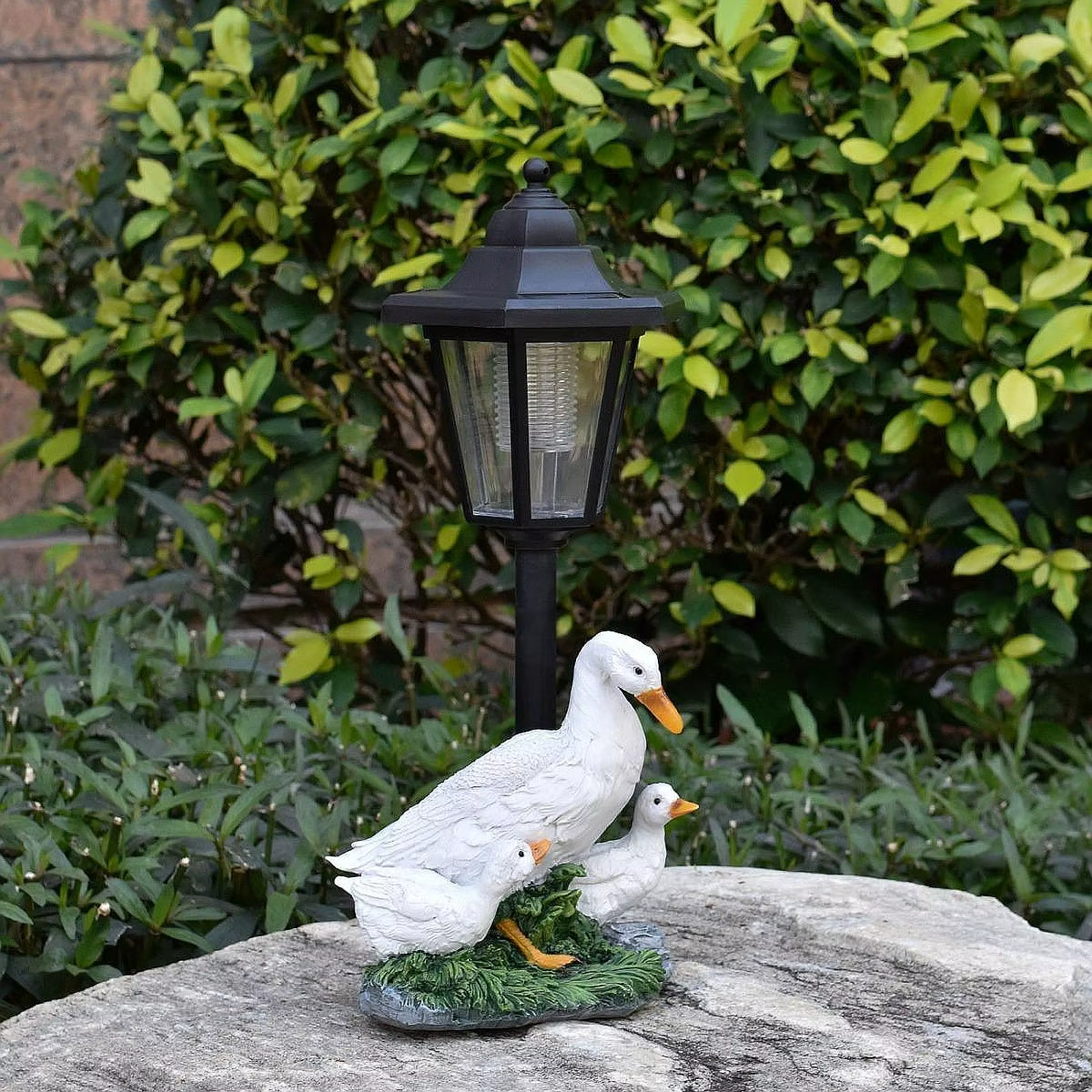 Estatua de pato en resina con luz solar para jardin exterior decorativo
