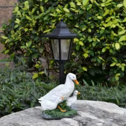 Estatua de pato en resina con luz solar para jardin exterior decorativo