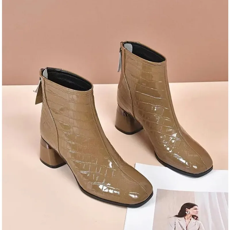 Botas cortas de PU de cuero lacado de tacón alto europeo americano para mujer, nuevo diseño de lujo, zapatos individuales, Otoño Invierno, talla grande, 2025 - imagen 5