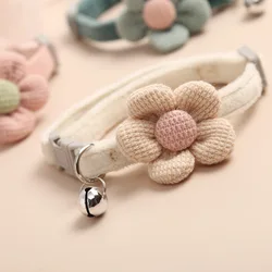 Collar con cascabel para gato – Flor decorativa y hebilla ajustable