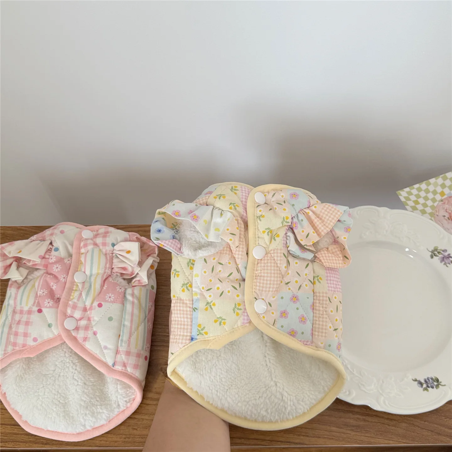 Abrigo a cuadros Floral rosa para mascotas, chaleco cálido grueso, abrigo de peluche para perros pequeños, ropa para perros pequeños, ropa para cachorros, otoño e invierno - imagen 3