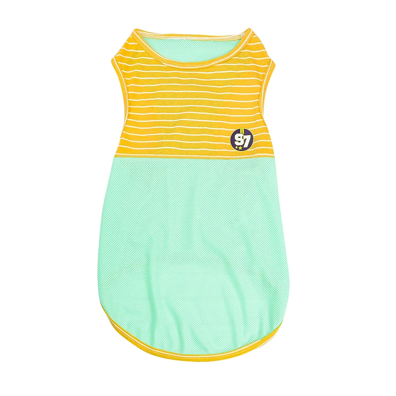 Un top sin mangas con combinación de colores. La parte superior tiene un patrón de rayas amarillas en la mitad superior y un color verde azulado sólido en la mitad inferior. Hay un pequeño logotipo o emblema circular en la parte superior derecha de la parte superior.