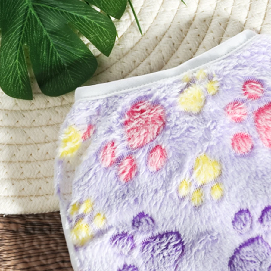 Los chalecos de franela para mascotas con estampados multicolores son fáciles de combinar y son imprescindibles tanto para viajar a casa. - imagen 4