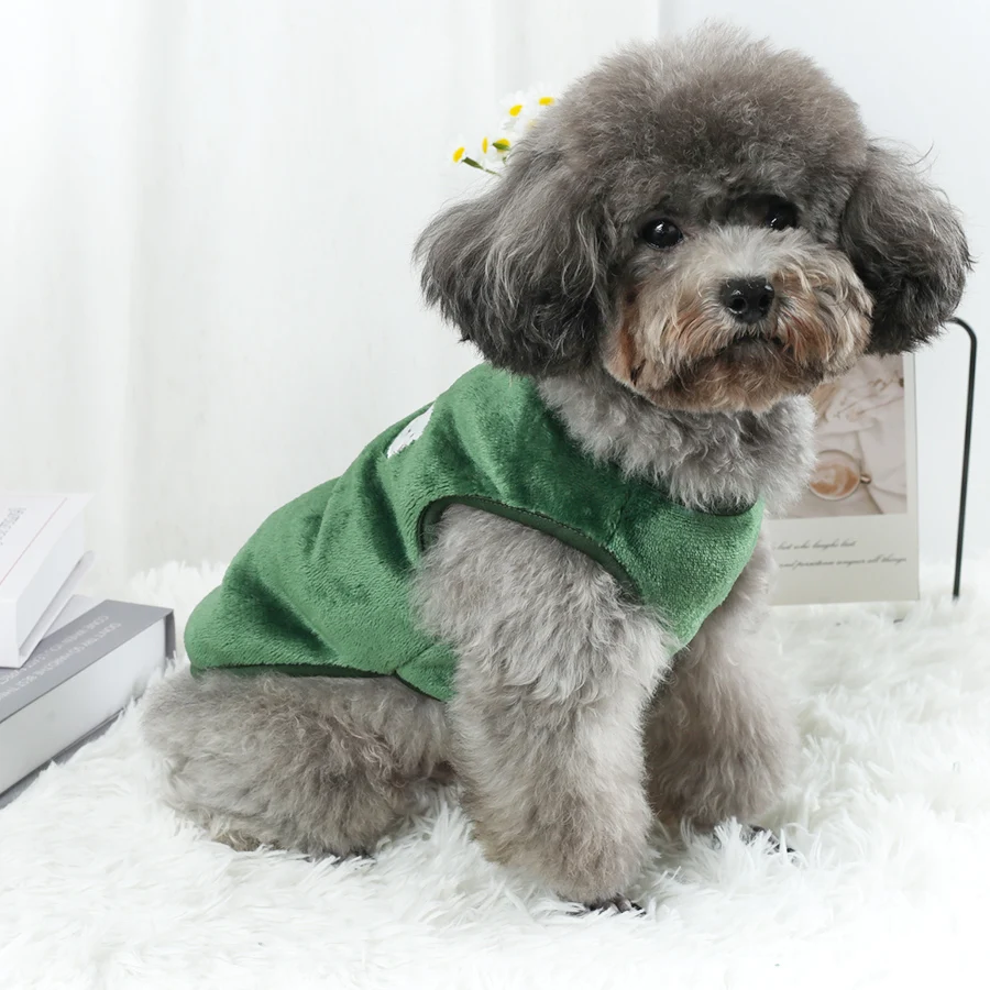 Este chaleco cálido para mascotas de otoño e invierno es adecuado tanto para gatos y perros pequeños y medianos para usar en casa y al salir.