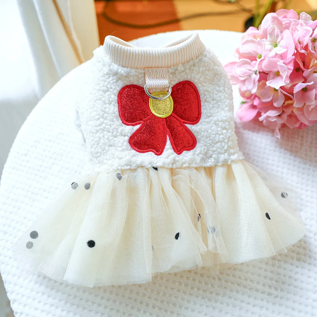 Vestido de malla empalmado de lana de cordero para mascotas, abrigo con lazo bordado para perros, gatos y gatos con falda de terciopelo y lazo brillante, ropa para cachorros - imagen 4