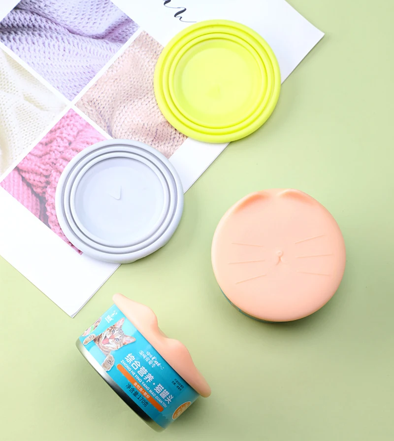 Tapa de silicona para latas de comida de mascotas en uso diario