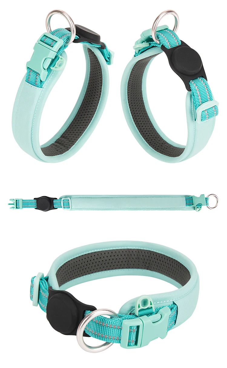 Un collar de perro azul y negro con una correa adjunta