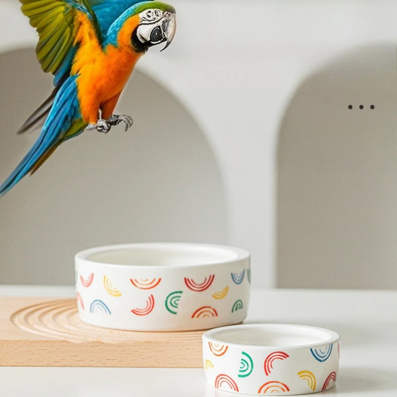 Los suministros para comederos para mascotas son ceramica sencilla impresa para comer y beber en cuencos que son fáciles de limpiar y cómodas para comer