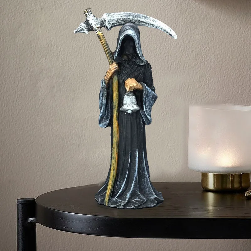 Una estatua de un esqueleto que tiene una guadaña está sobre una mesa