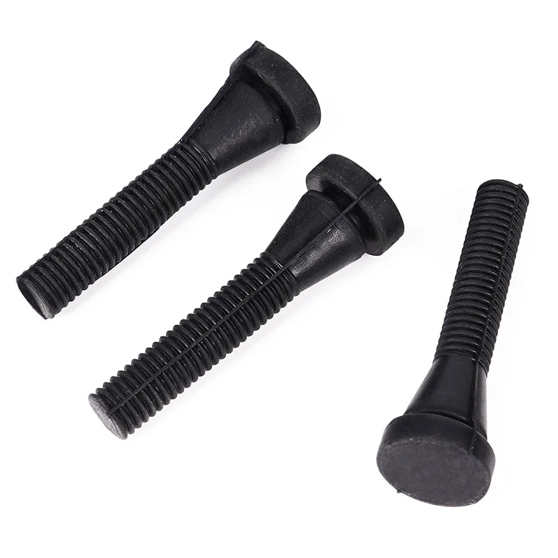 Tres tornillos negros con arandelas sobre un fondo blanco