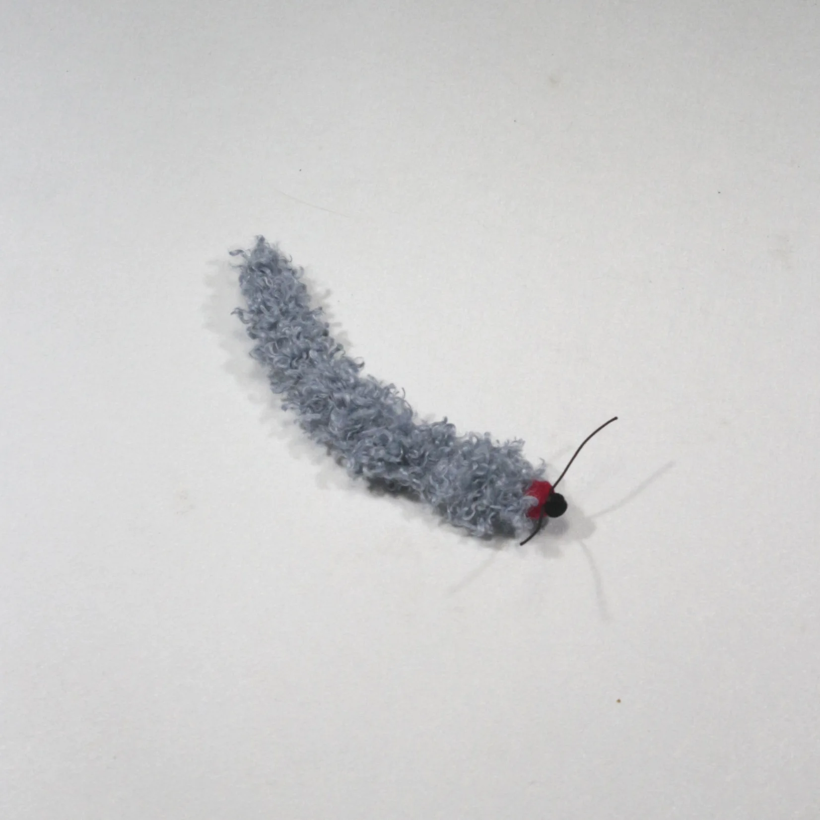 Juguete de peluche interactivo en forma de oruga para gatos
