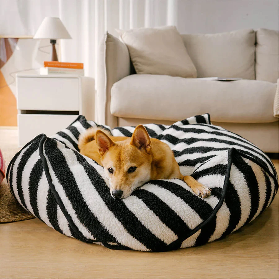 Cama para perro a rayas a la moda de invierno, bolsa de frijoles calmante poligonal, cojín acogedor para cueva de mascotas para todas las estaciones, 3 tamaños, 60/70/80cm, suministros para perros - imagen 4