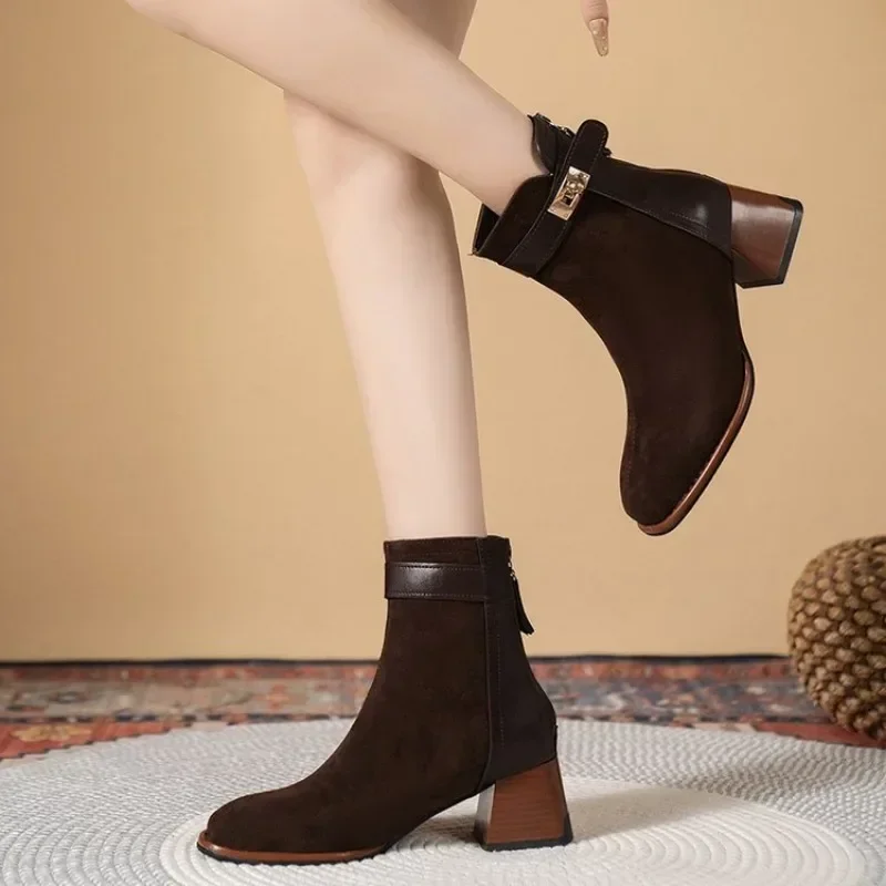 Botas cortas de ante de oveja para mujer, zapatos con punta cuadrada y tacón grueso, modernos y sólidos, para invierno, 2024 - imagen 2