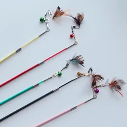 Varita cazamariposas extensible con plumas para gato