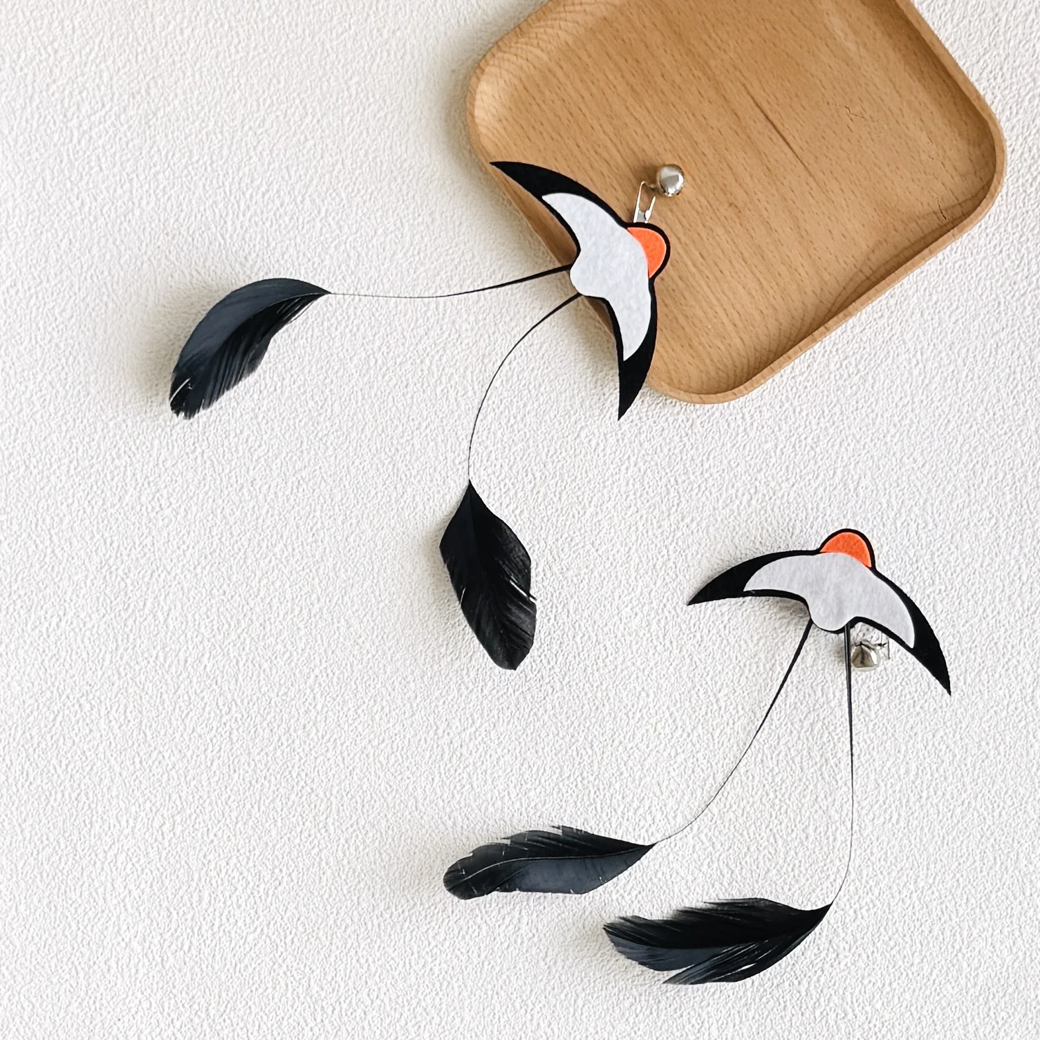 Juguete interactivo para gatos pluma de pájaro con campana y varita - imagen 3