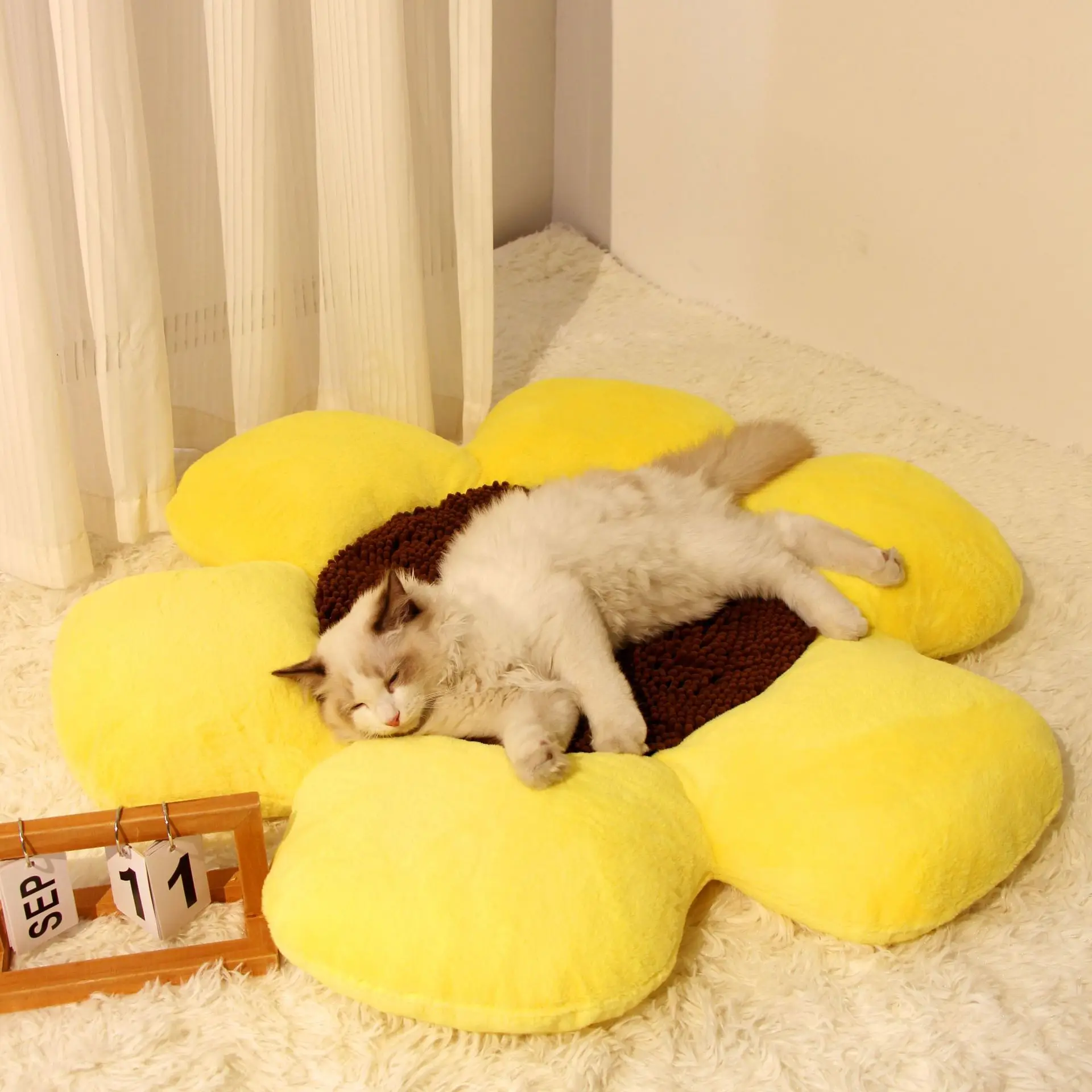 Cama flor redonda para gatos y perros – Suave y cálida todo el año - imagen 5