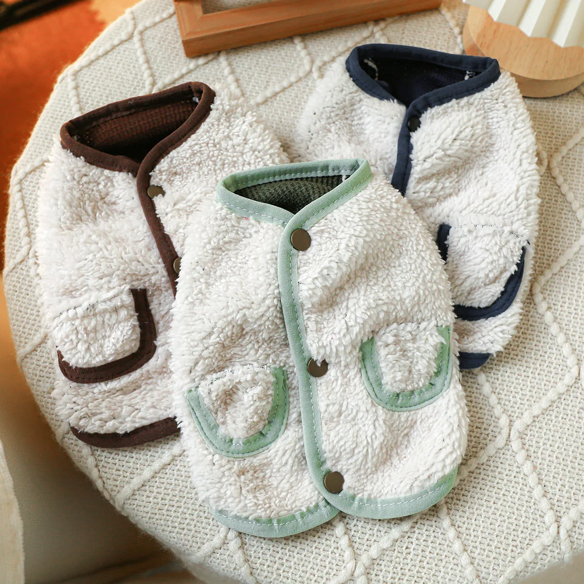 Chaleco de lana de cordero para mascotas, chaqueta envuelta de Color contrastante, ropa para perros y gatos, chaleco de terciopelo cálido, ropa para cachorros, ropa para mascotas