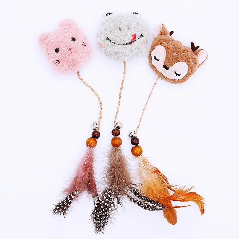 Juguete interactivo de peluche para gatos con plumas y campana