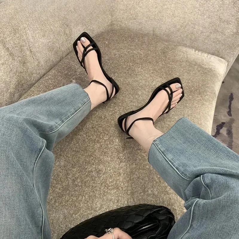 Sandalias de verano para mujer: planas, punta abierta y tira estrecha - imagen 4