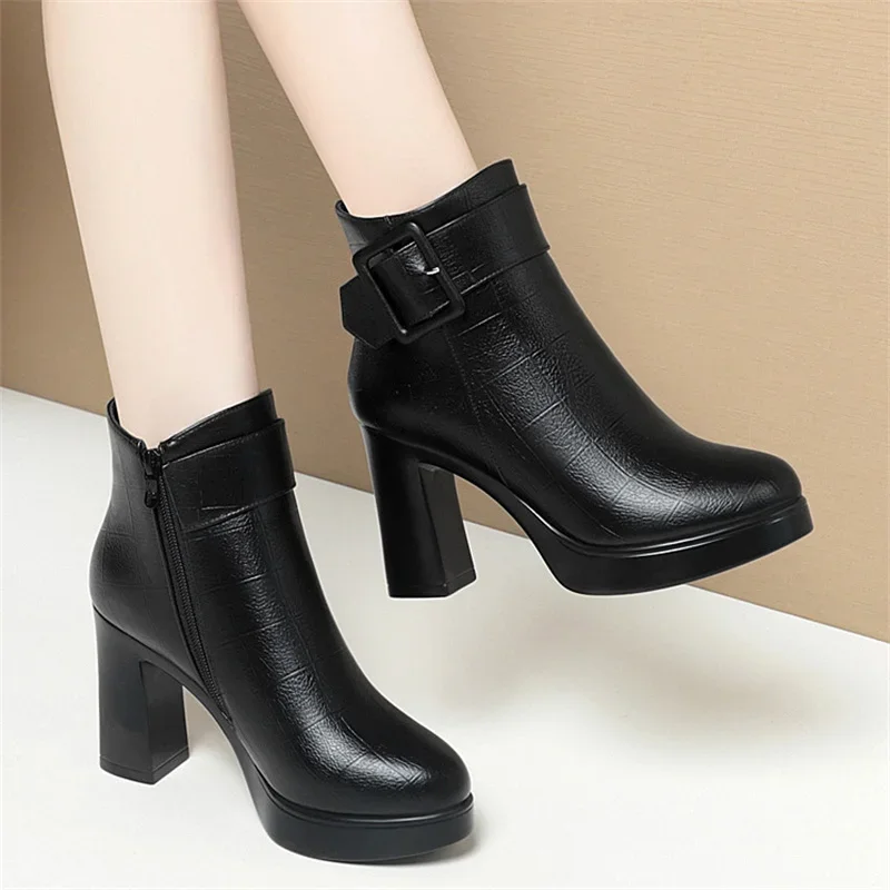 Botines de tacón alto grueso para mujer, botas de cuero con decoración de hebilla corta, elegantes, a la moda, para mantener el calor, color negro, invierno, 2024 - imagen 3