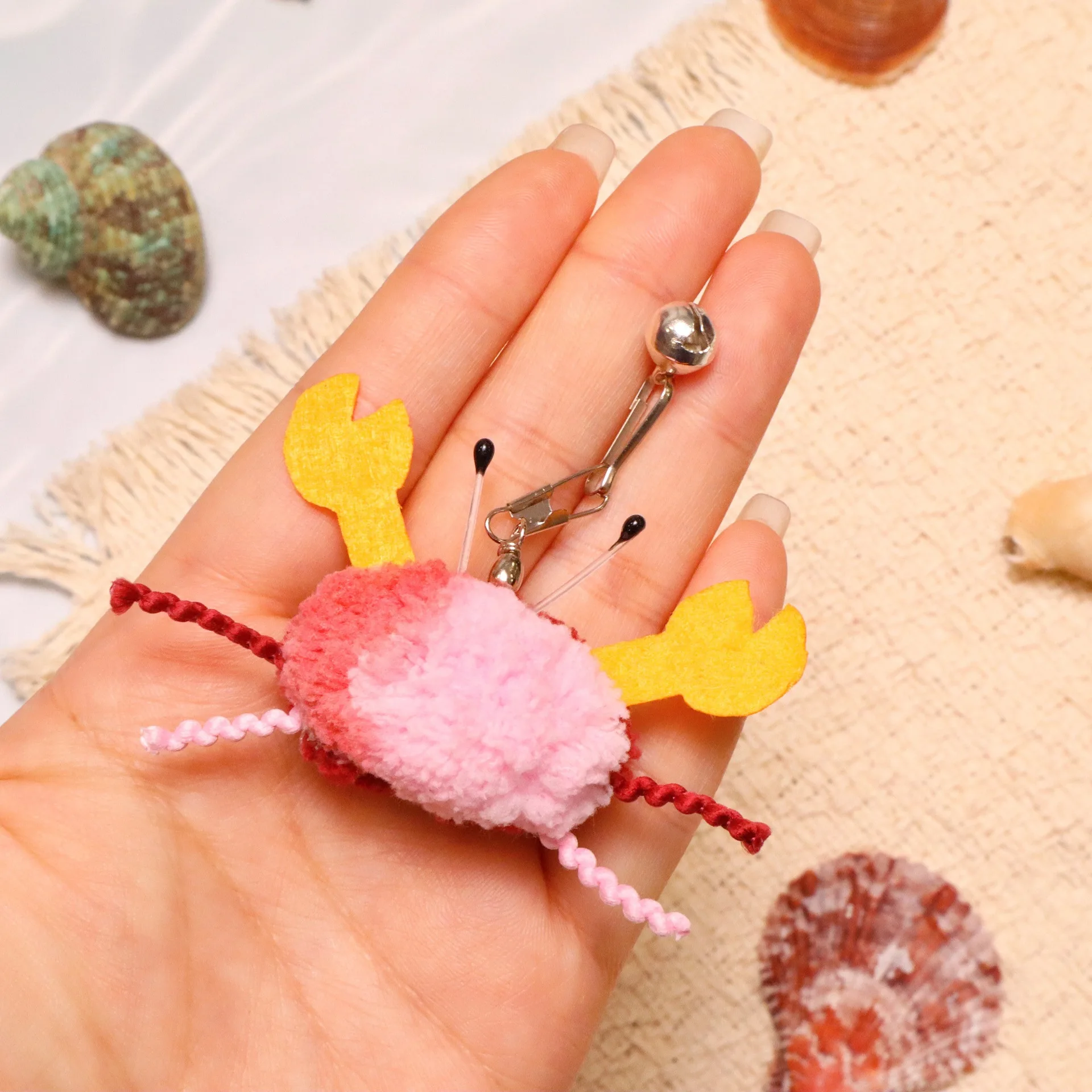 Detalle de las cabezas de peluche para el juguete de gato
