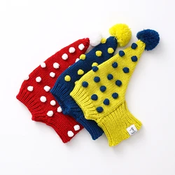 Gorro de galgo italiano en diseño de cuello alto decoración de cabeza de perro de invierno Sombrero cálido para mascotas whippet con pequeños ovillos de hilo