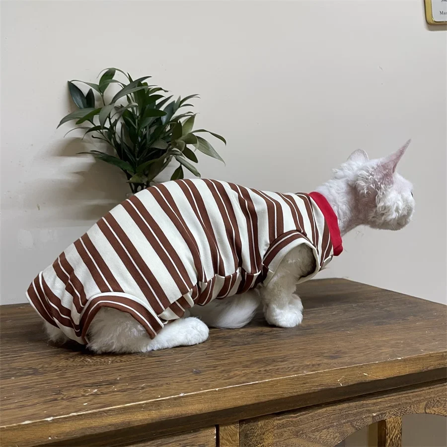 Traje de verano suave para gato de cuatro patasCamiseta marrón de manga corta a rayas de algodón para Sphinx Cat en primavera Chaleco suave para gatitos