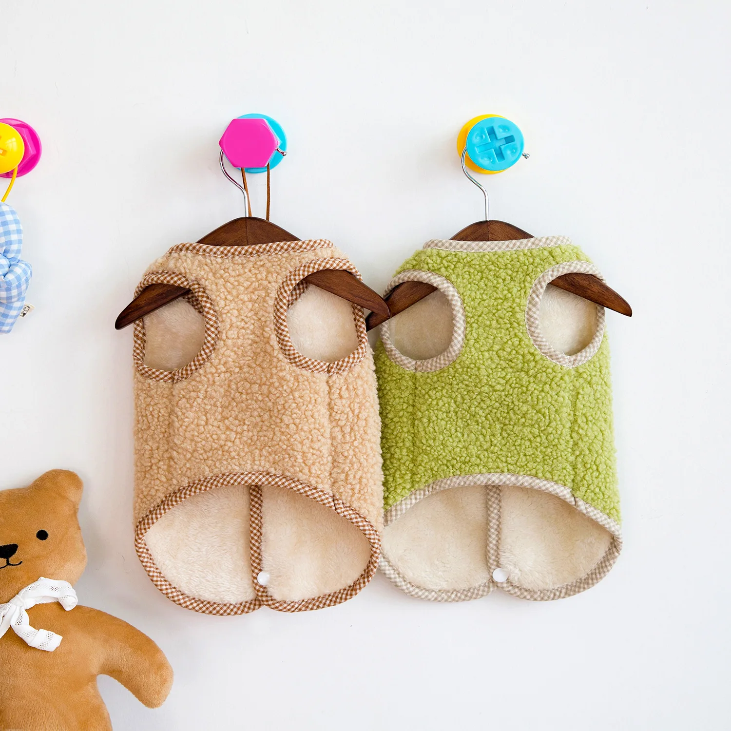 Chaleco de piel de cordero para perros, abrigo de felpa para mascotas, gato, oso de peluche de otoño e invierno, chaleco de piel de cordero granular con apertura trasera, ropa para perros pequeños - imagen 2