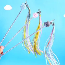 Juguete interactivo para gatos con borlas arcoíris y mango largo