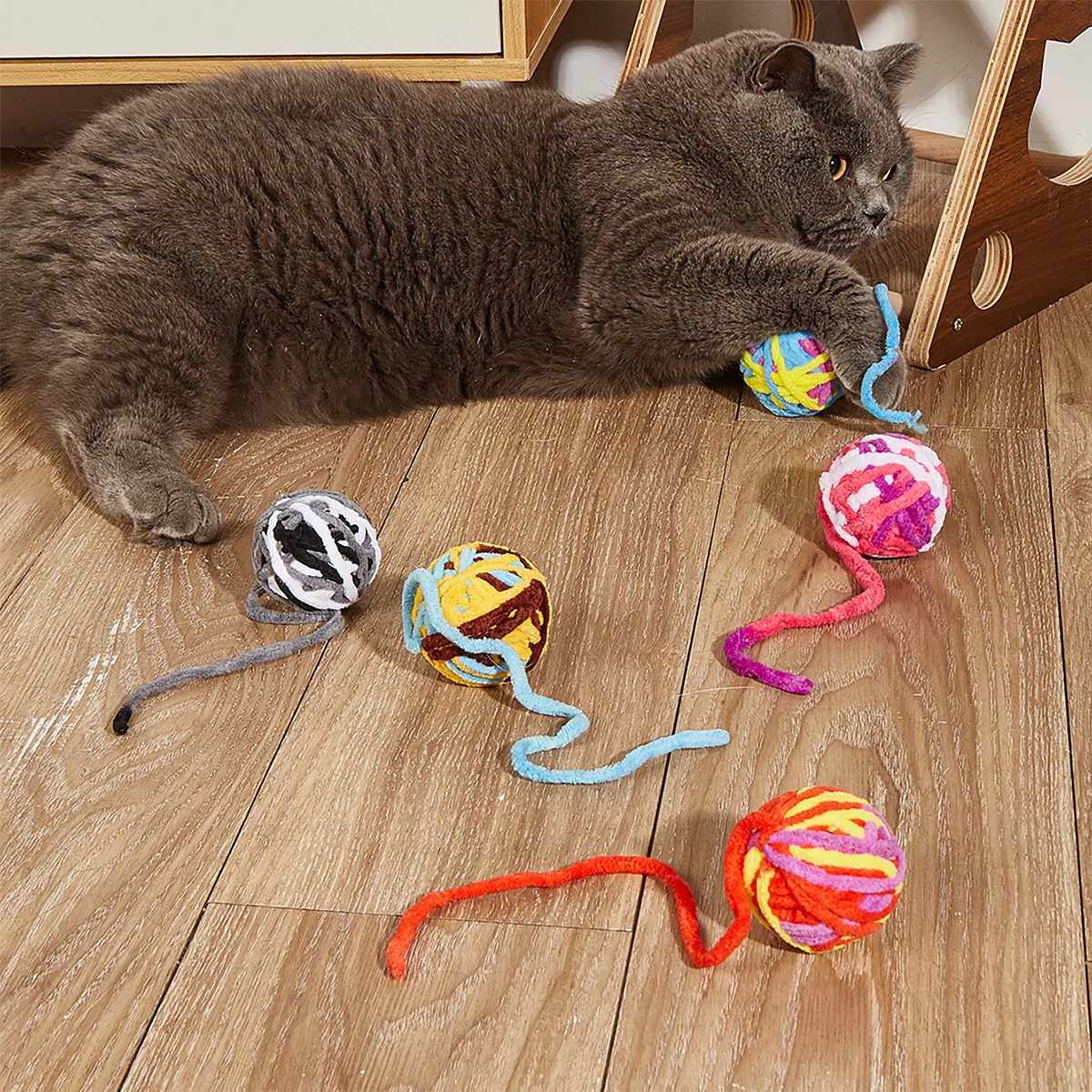 Pelota de juguete con cascabel de peluche para gatos de interior - imagen 2