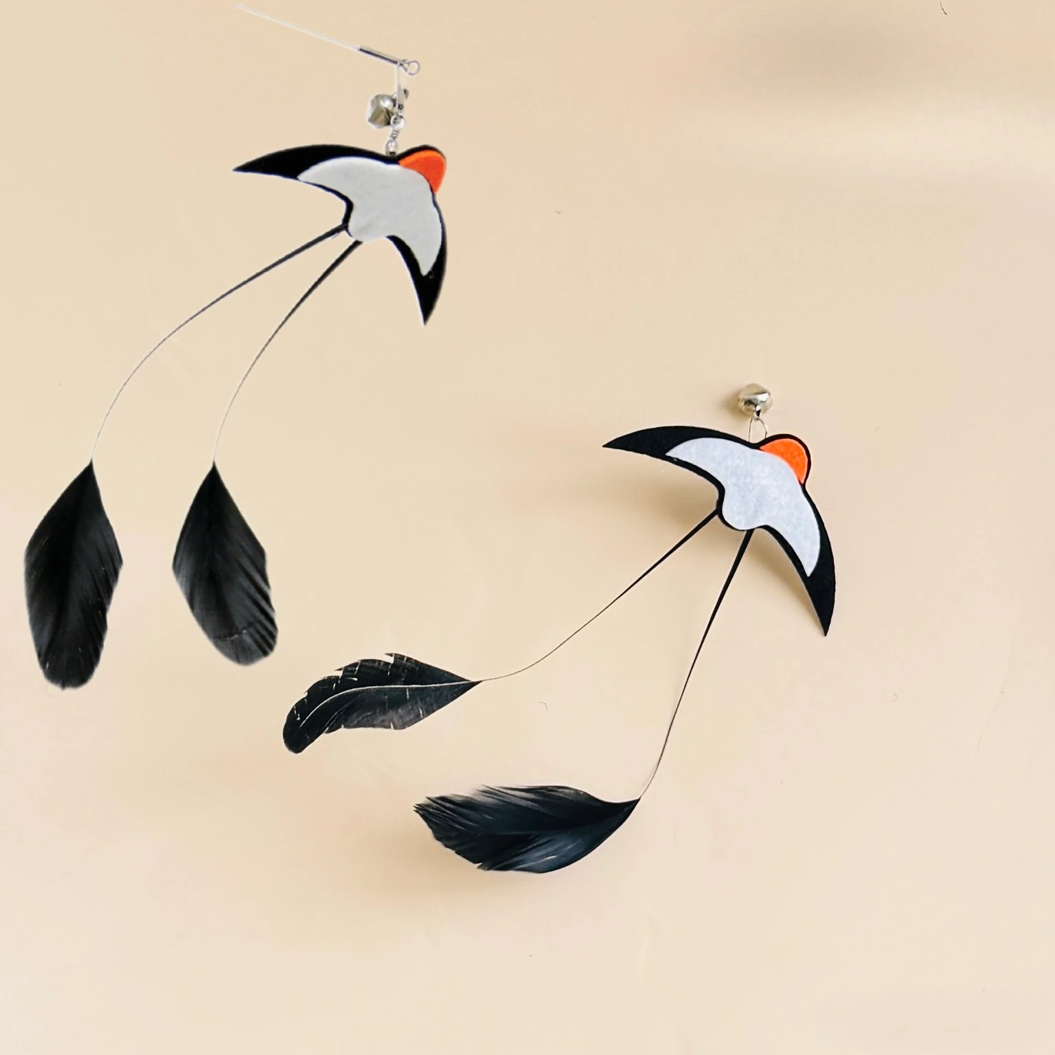 Juguete interactivo para gatos pluma de pájaro con campana y varita