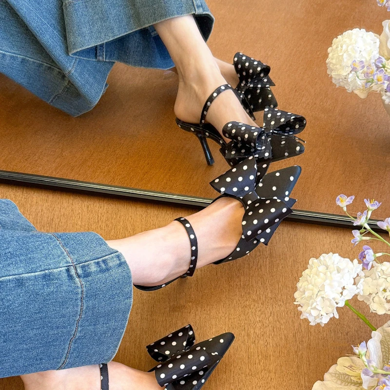 Sandalias TULX combinadas con conjunto de fiesta