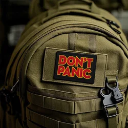 Collar para perro con insignia bordada DONT PANIC – rojo y negro