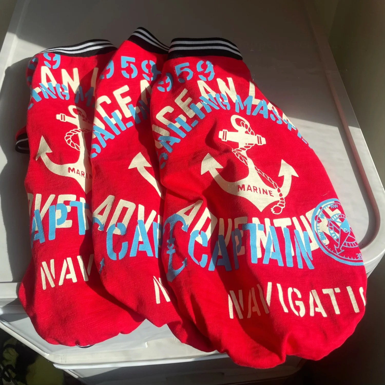 Abrigo rojo de manga larga a la moda para gatos en primavera y otoño, Camiseta de algodón suave con dibujos animados, disfraz de Cosplay de Seafarero para gato esfinge - imagen 2