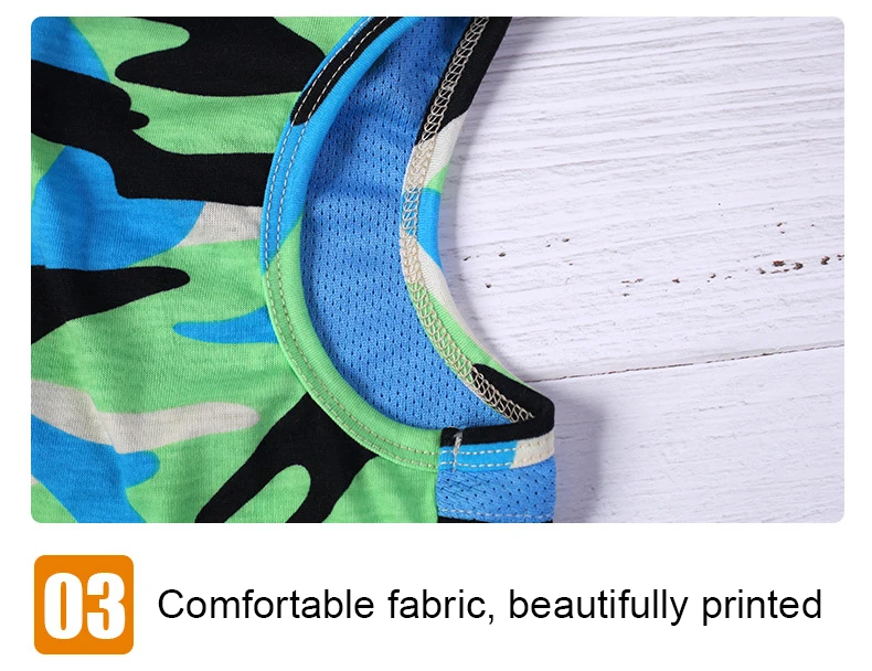 Un primer plano de una tela con estampado de camuflaje. La tela parece ser una mezcla de colores, incluidos tonos de verde, azul y negro, típicos de los diseños de camuflaje.