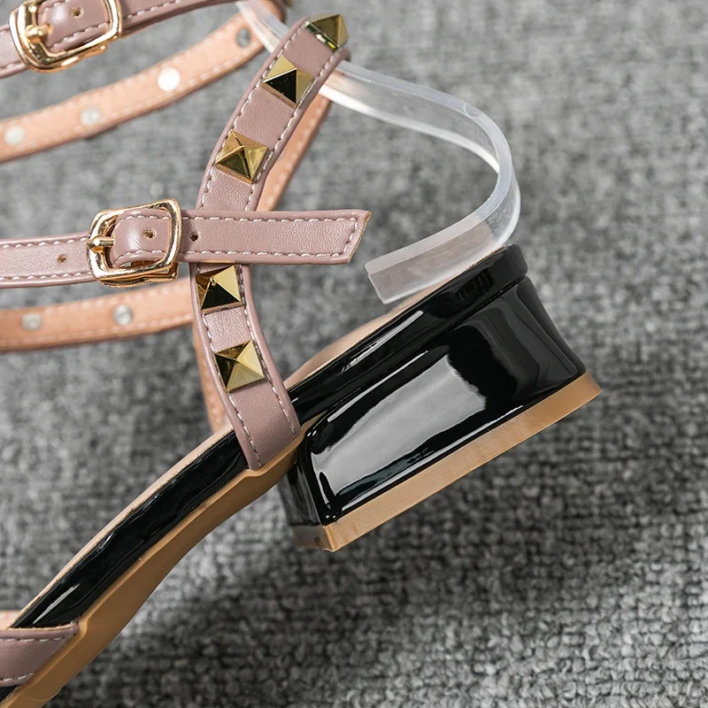 Sandalias de tacón alto para mujer, zapatos informales rojos con remaches puntiagudos, diseño de marca de moda, 41-43 talla grande, Verano - imagen 5