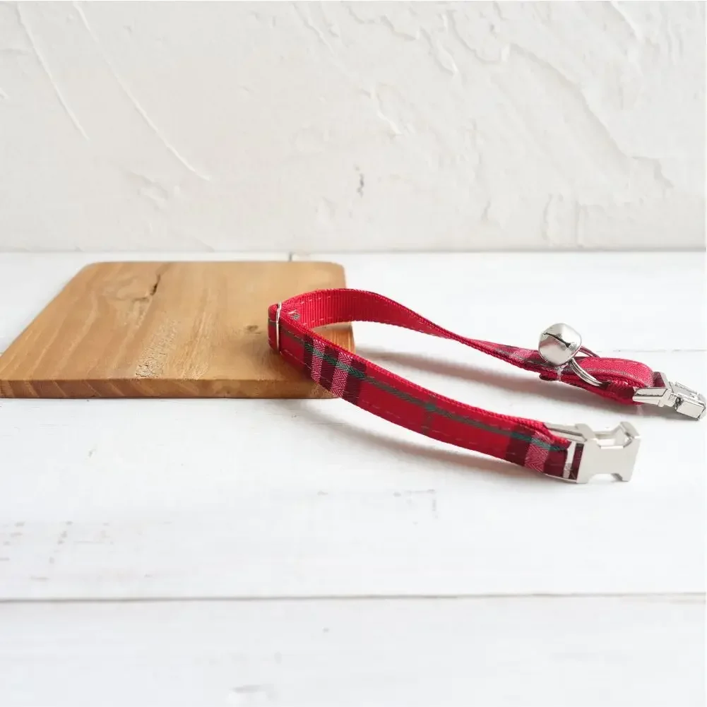 Collar de gato personalizado, contactos de nombre de identificación personalizados, hebilla de metal, collares de gato a cuadros rojos ajustables con campana