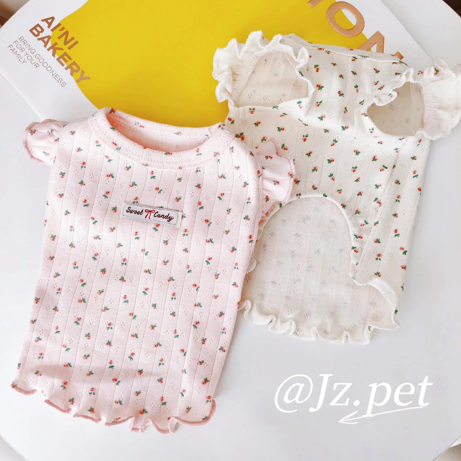 Camiseta floral con mangas volantes para perros pequeños y gatos