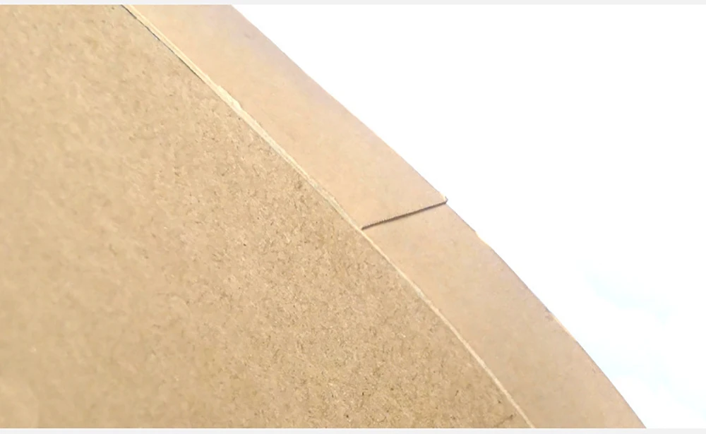 Rascador para gatos colocado en un lateral del sofá para proteger la tapicería