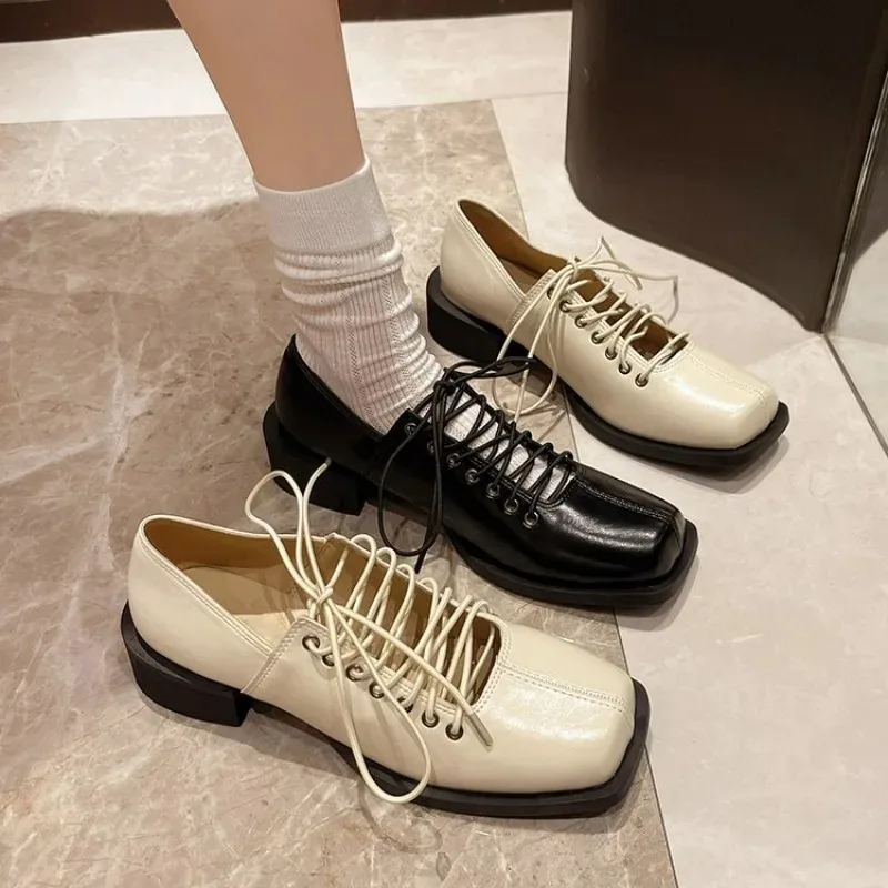 Zapatos retro para perro con plataforma, cordones y puntera cuadrada - imagen 4