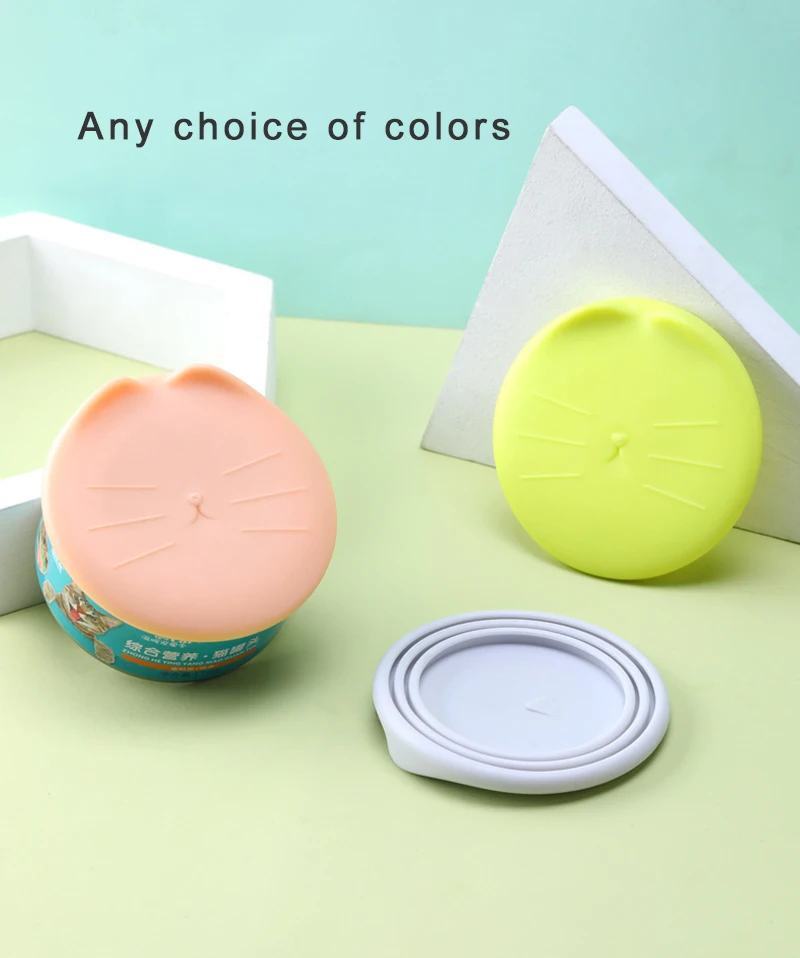 Tapa de silicona colocada en distintas posiciones sobre una lata